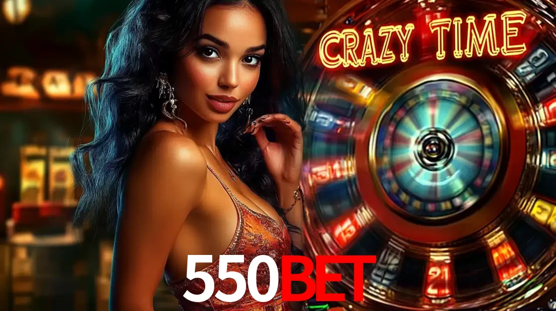Mulher elegante ao lado da vibrante roda da fortuna do jogo de cassino ao vivo Crazy Time, um dos game shows mais populares e cheios de prêmios do 550BET.